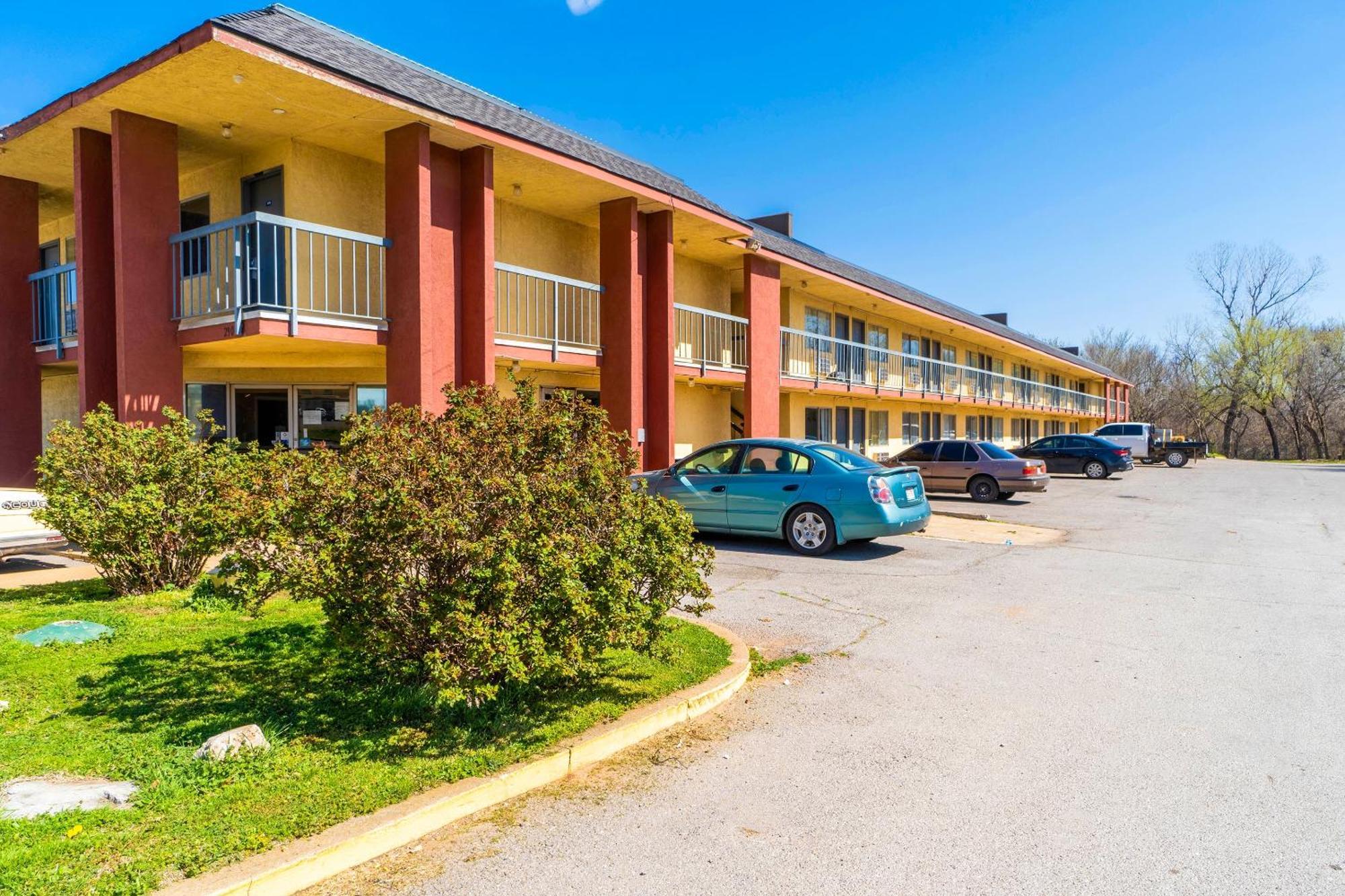 Castle Inn & Suites By Oyo Chickasha Eksteriør billede