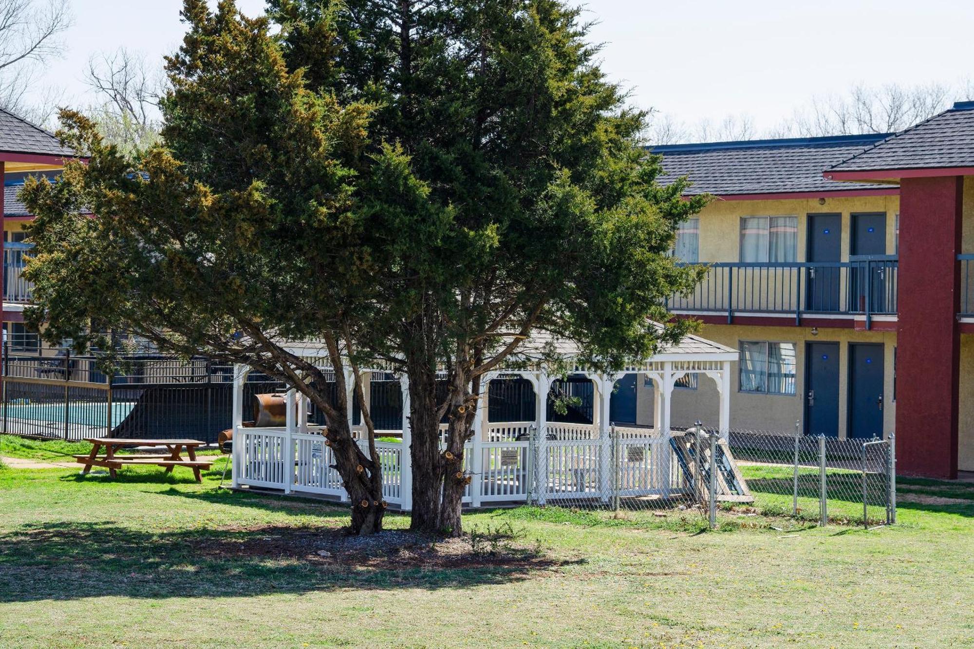 Castle Inn & Suites By Oyo Chickasha Eksteriør billede