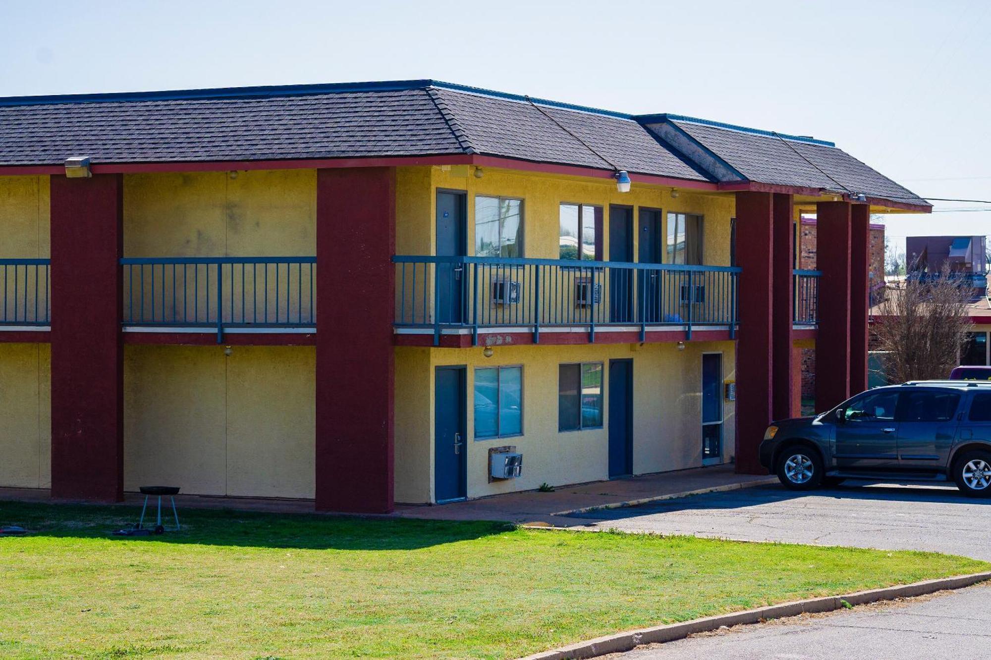 Castle Inn & Suites By Oyo Chickasha Eksteriør billede