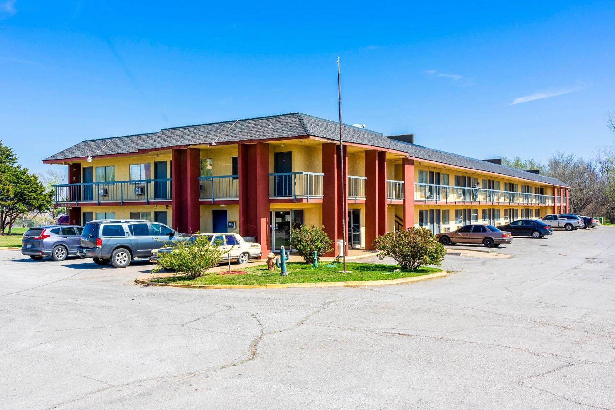 Castle Inn & Suites By Oyo Chickasha Eksteriør billede