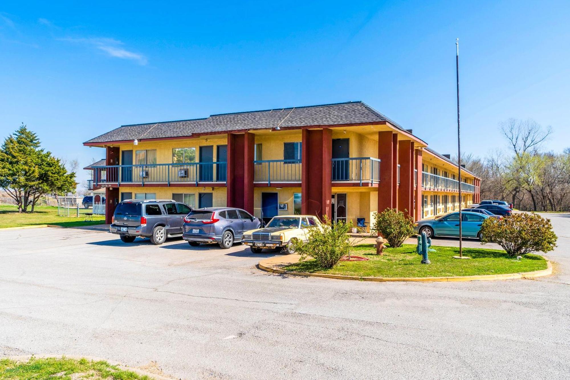 Castle Inn & Suites By Oyo Chickasha Eksteriør billede