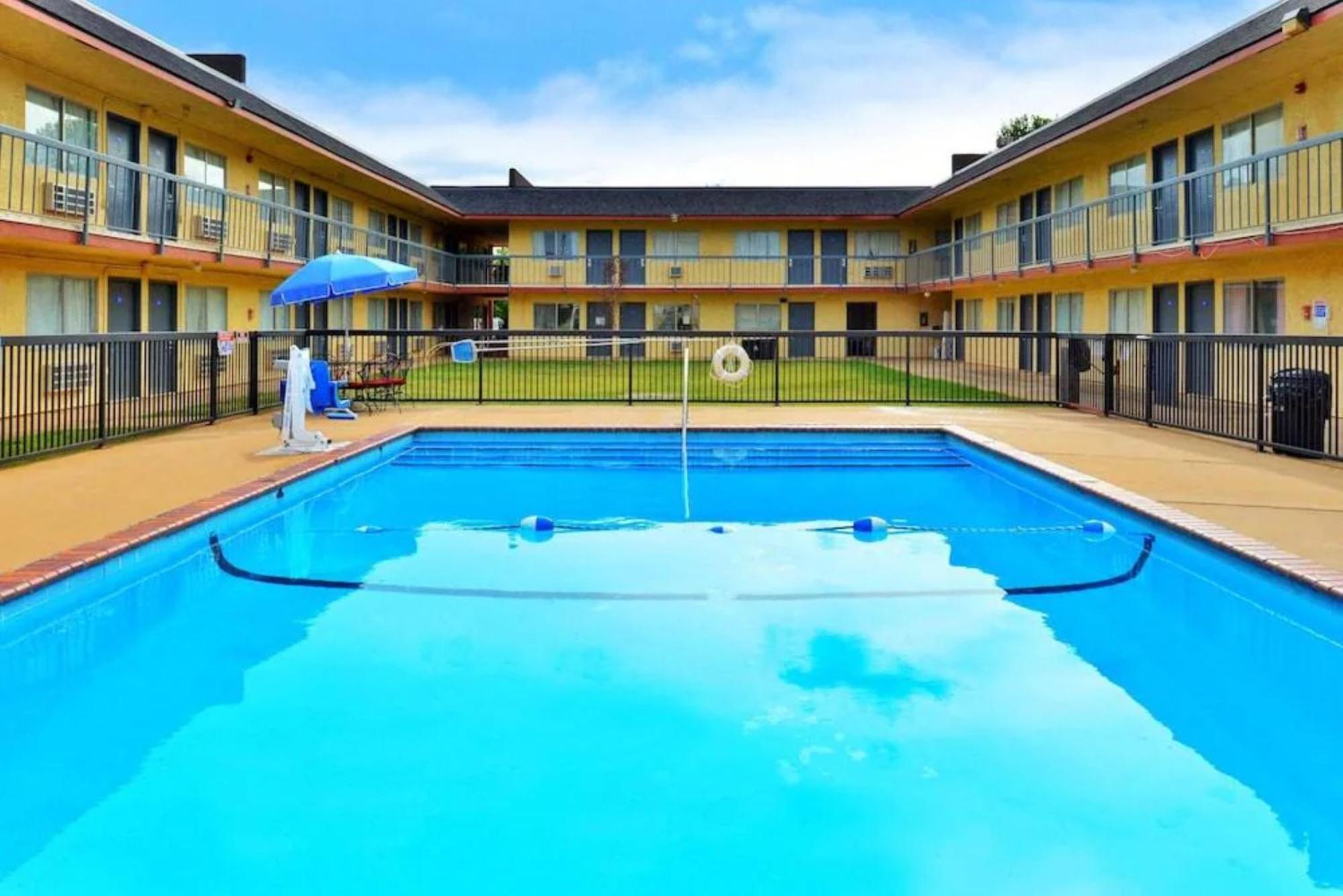 Castle Inn & Suites By Oyo Chickasha Eksteriør billede